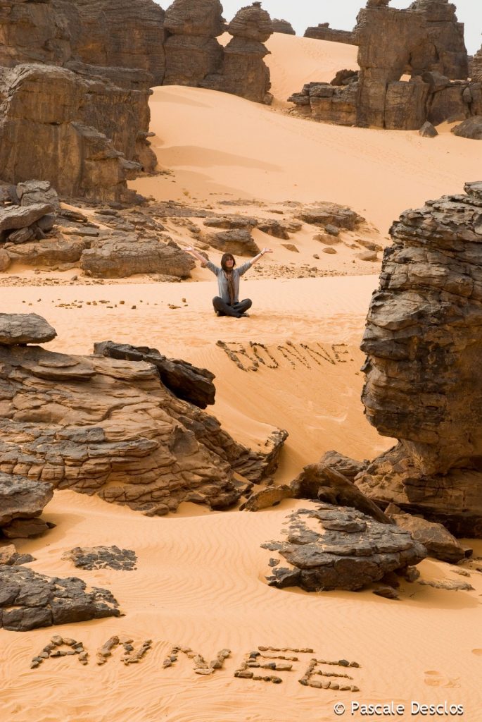 Pascale fête le Nouvel An dans le massif de la Tadrart rouge, Tassili N'Ajjer, sud Algérie