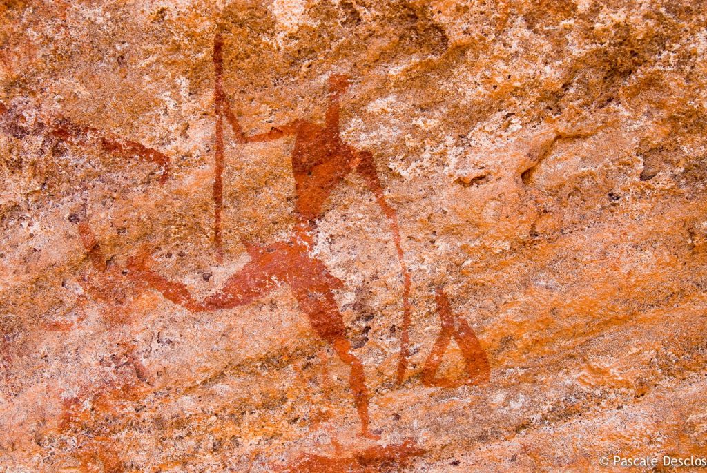 Gravure rupestre de chasseurs, néolithique, dans le parc national du Tassili N'Ajjer, sud Algérie