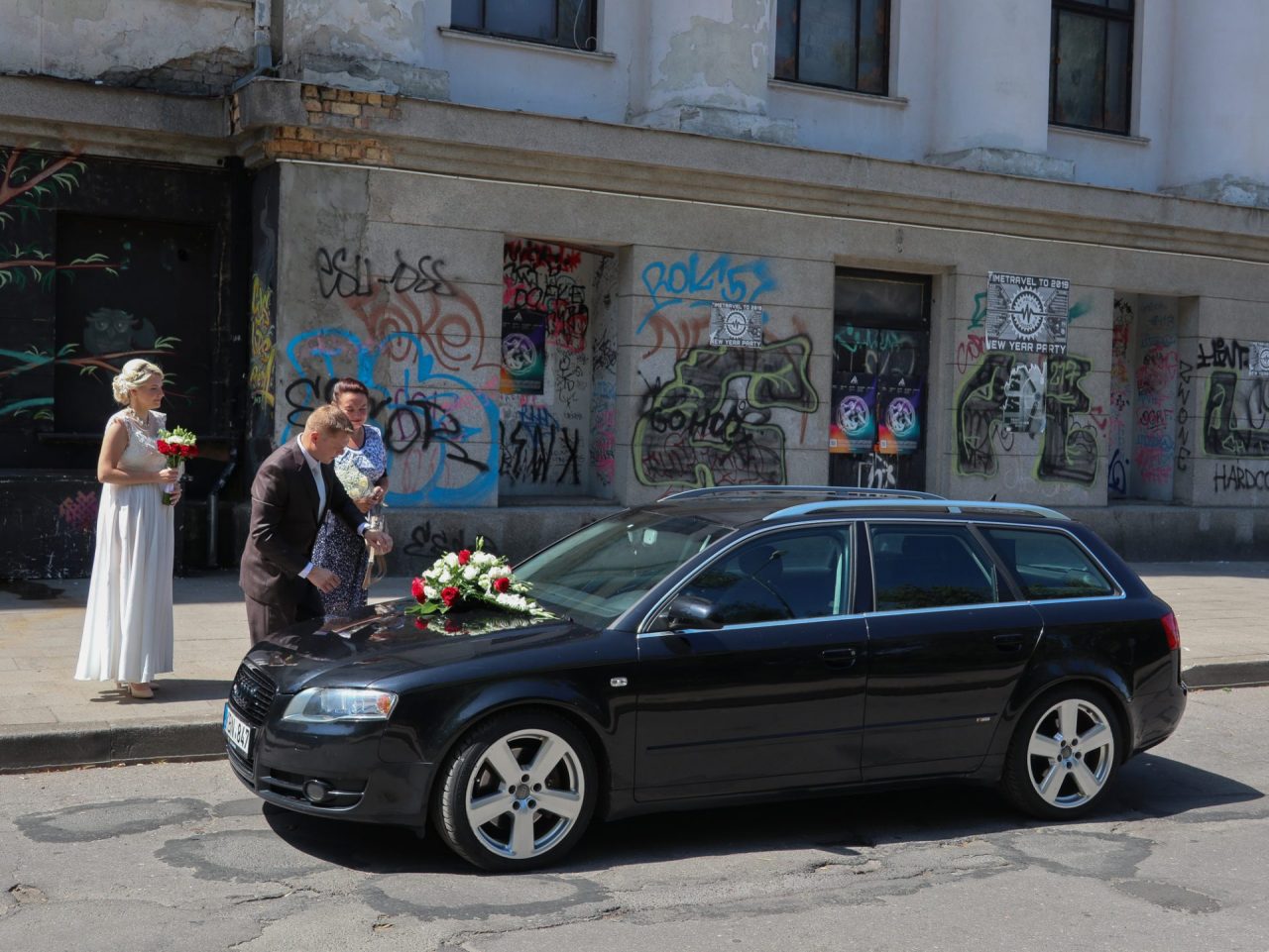 lituanie-vilnius-mariage-voiture-graffitis