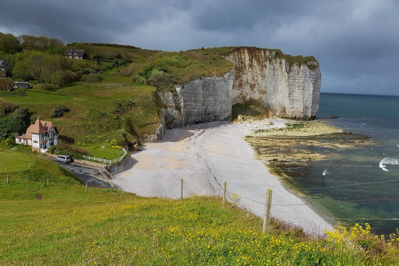 seine-maritime-cote-d-albatre-vaucottes-plage-galets-maison-colombages-soleil